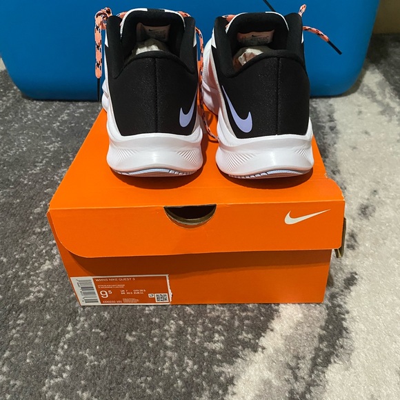 Nike - Picture 2 of 3